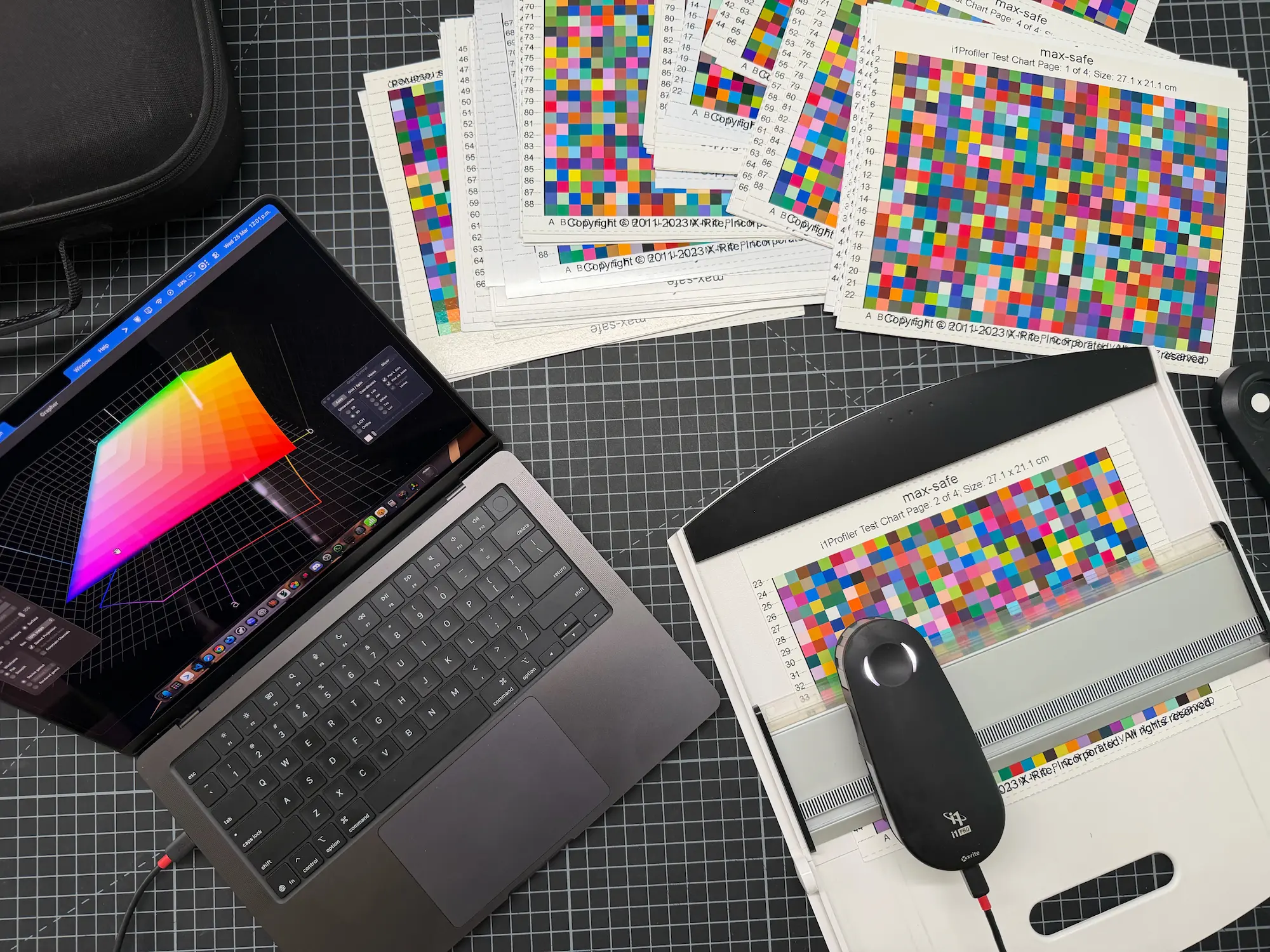 Impresiones Fine Art y referencias visuales acomodadas sobre una mesa de revisión.